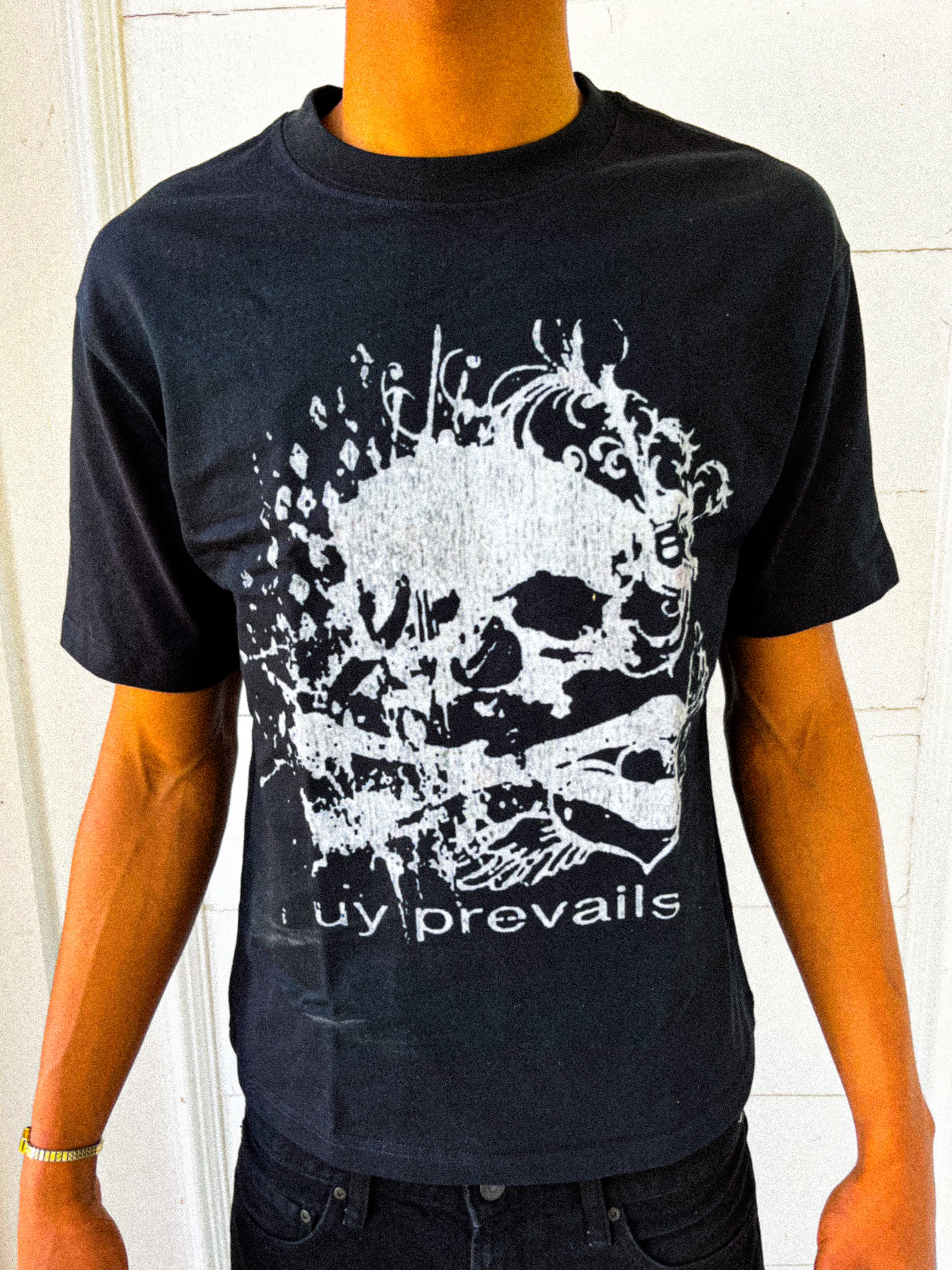 UY PREVAILS ROCK TEE