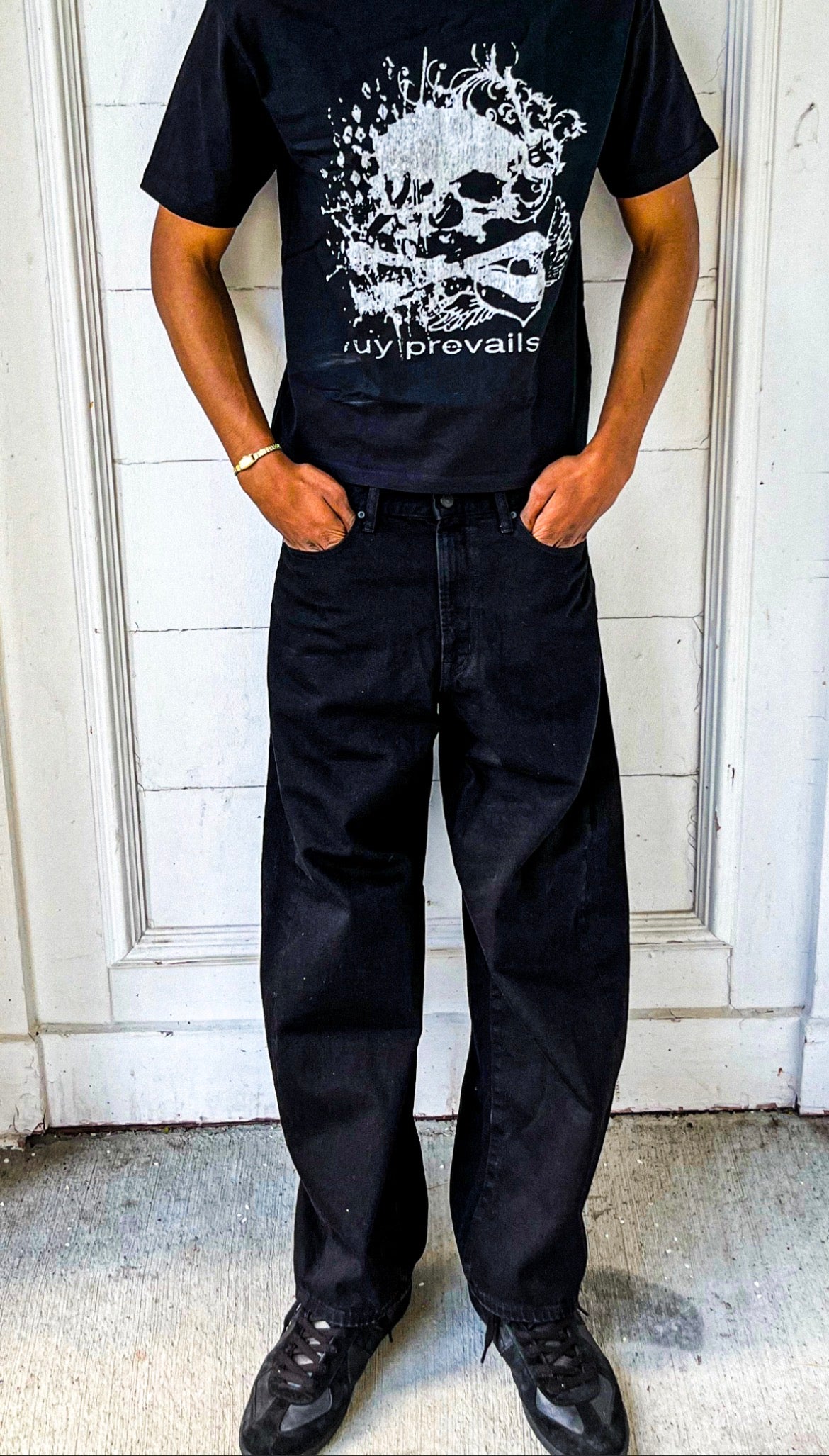 UY PREVAILS ROCK TEE